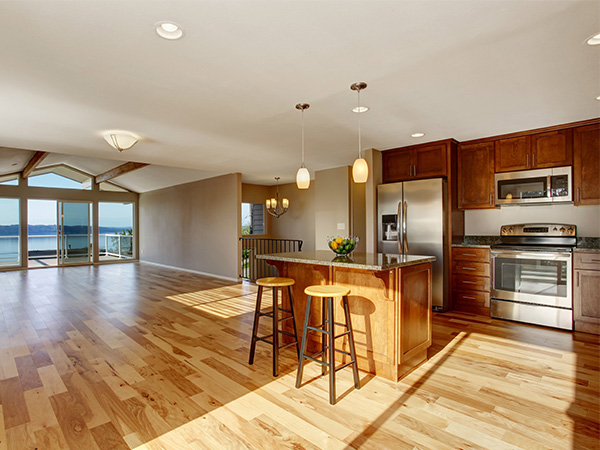 嘉業(yè)地板品種齊全，成品倉(cāng)庫(kù)儲(chǔ)備充足，供貨準(zhǔn)時(shí)穩(wěn)定！