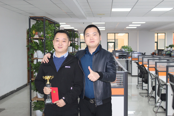 十一月份商務(wù)部業(yè)績(jī)銷售冠軍與總裁合影